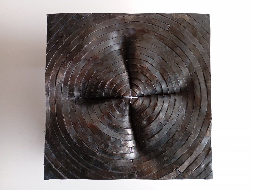 31 El punt de mira, 2024, ferro forjat, 21 x 21 x 4 cm